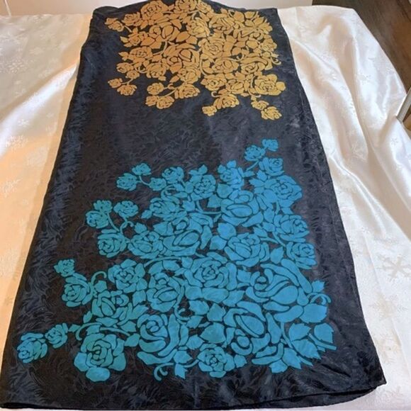 Ellen Tracy Scarf XL Square 43”x43” 4 Colors of Roses Flowers Floral Gorgeous - Picture 3 of 3